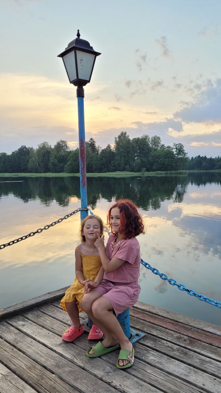 Дальше по плану — заселение в отель «Тропа» и катание на сапах по Валдайскому озеру вокруг Иверского монастыря. Но в отеле случился конфликт: нас почему-то не хотели заселять. Потратили кучу времени, настроение испортилось, и к монастырю мы попали уже под самый закат.

Мы были сильно расстроены и вспоминали другие такие случаи — как в Турции, когда в первый день потеряли карту со всеми деньгами, или как в Геленджике у нас эвакуировали машину. Похожие чувства, только теперь в другом пейзаже.

Прогуливаясь вдоль стен монастыря, думали о людях, чьи судьбы с ним связаны. Было очень тихо. Постепенно приходило спокойствие. Мы вдруг почувствовали, что вокруг много добрых людей. Это как-то согрело.

Сейчас легли спать в этом злосчастном отеле. Но, как говорится, утро вечера мудренее. И если сегодня было трудно, то, может, именно это и делает день по-настоящему запоминающимся.