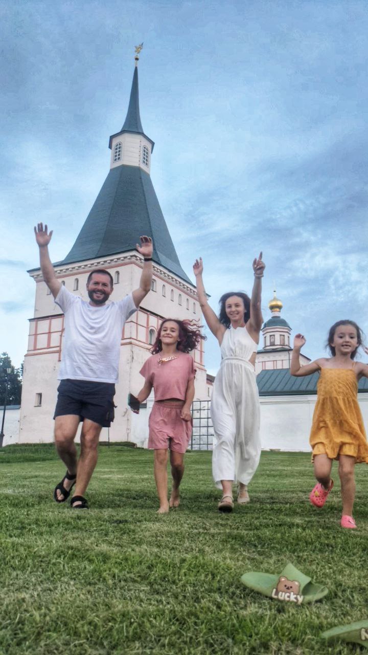 Дальше по плану — заселение в отель «Тропа» и катание на сапах по Валдайскому озеру вокруг Иверского монастыря. Но в отеле случился конфликт: нас почему-то не хотели заселять. Потратили кучу времени, настроение испортилось, и к монастырю мы попали уже под самый закат.

Мы были сильно расстроены и вспоминали другие такие случаи — как в Турции, когда в первый день потеряли карту со всеми деньгами, или как в Геленджике у нас эвакуировали машину. Похожие чувства, только теперь в другом пейзаже.

Прогуливаясь вдоль стен монастыря, думали о людях, чьи судьбы с ним связаны. Было очень тихо. Постепенно приходило спокойствие. Мы вдруг почувствовали, что вокруг много добрых людей. Это как-то согрело.

Сейчас легли спать в этом злосчастном отеле. Но, как говорится, утро вечера мудренее. И если сегодня было трудно, то, может, именно это и делает день по-настоящему запоминающимся.