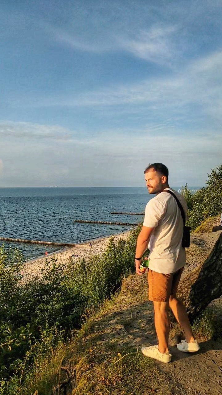 Прилетели в Калининград.
Тут 22 градуса — после жары Питера приятная прохлада.
Море холодное — 18 градусов.

После самолёта прогулялись вдоль моря: послушали волны, собирали камни, наслаждались ароматом соснового леса.

На завтра прогноз не очень, и планов особо нет.
Если кто был в Калининграде — посоветуйте что-нибудь.