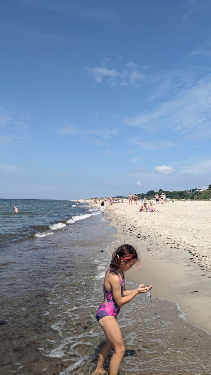 Какой в Янтарном шикарный пляж. Наконец то жарко!