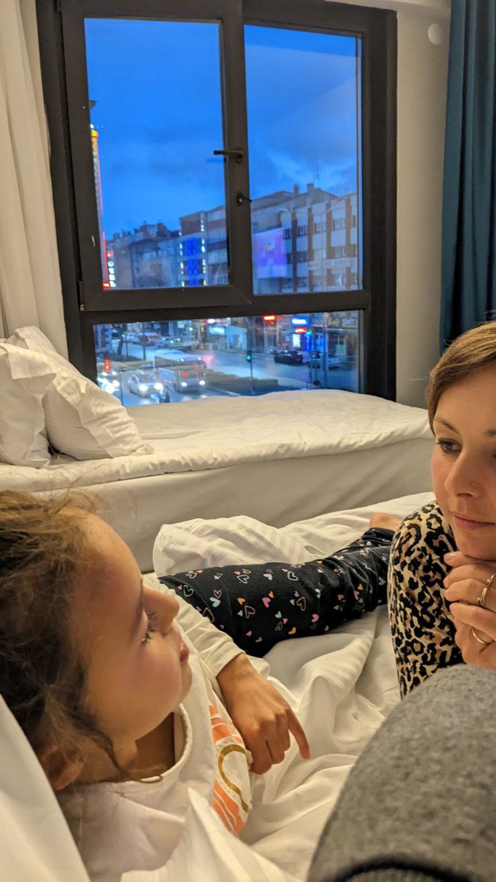 Это Джемре. Местная турчанка. Она учит русский язык и дружит с нами.