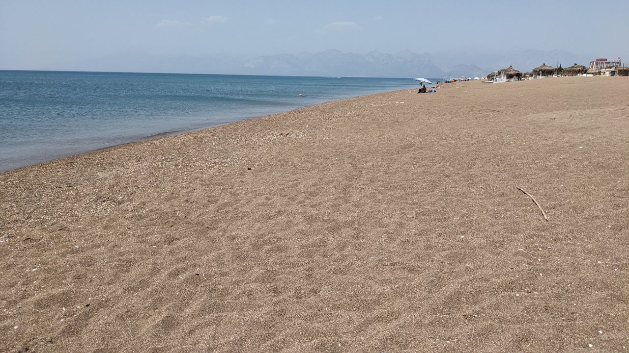 Пляж в в Анталии в Ларе пустой