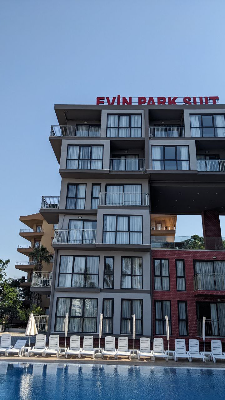 Хороший новый отель Evin Park. Три комнаты в номере. Завтрак включен. До пляжа 5 мин на авто. 50 евро в сутки.