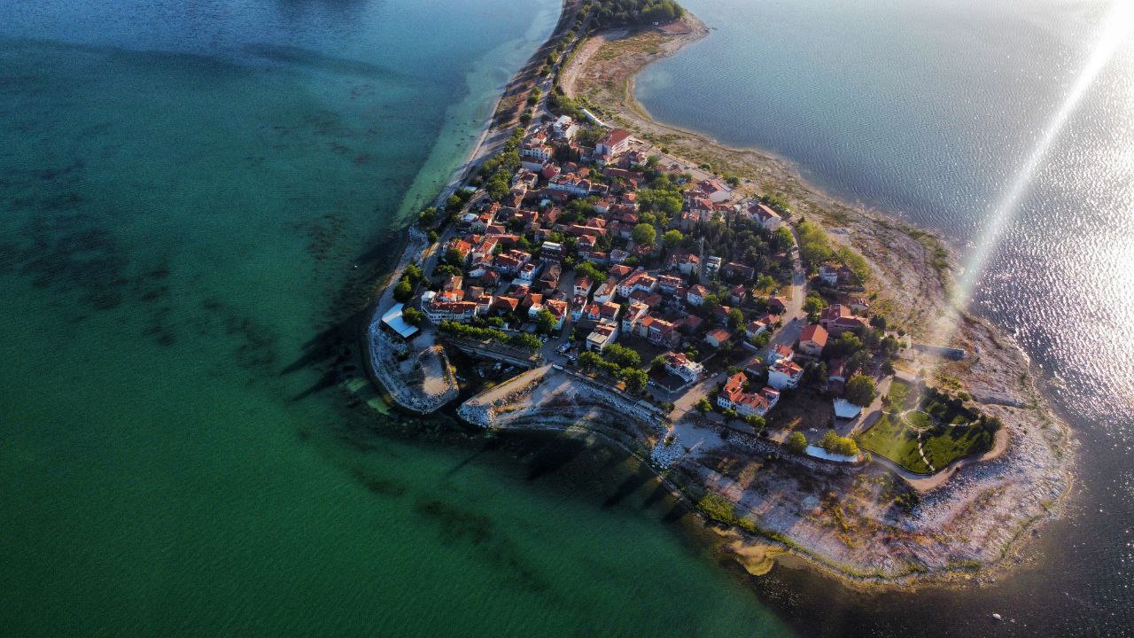 Город Эгирдир. Формально - это остров.  Видно, что строился как курортная зона. Но сейчас тут пусто. Все кафешк пустые. Многие зоны замусоренны и заброшены. С дрона вид на острова шикарный.