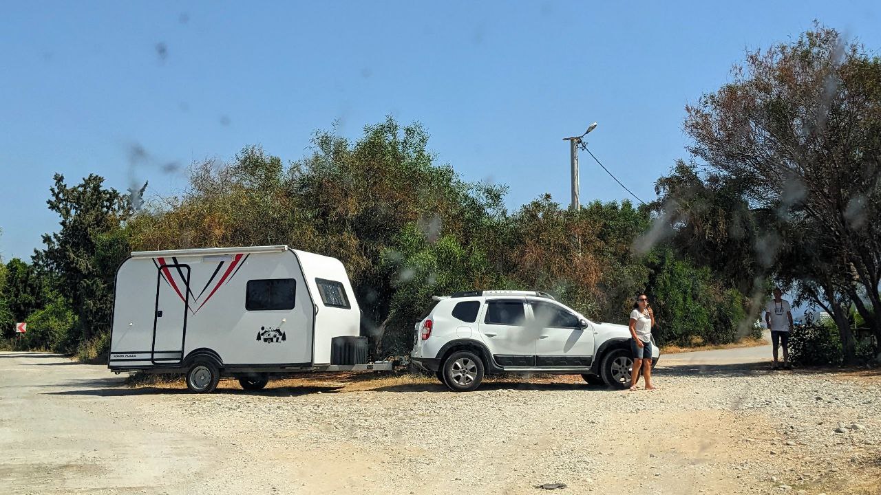 На пляж Караот люди приезжают на автодомах и живут тут неделями.