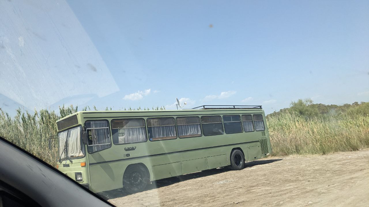 На пляж Караот люди приезжают на автодомах и живут тут неделями.
