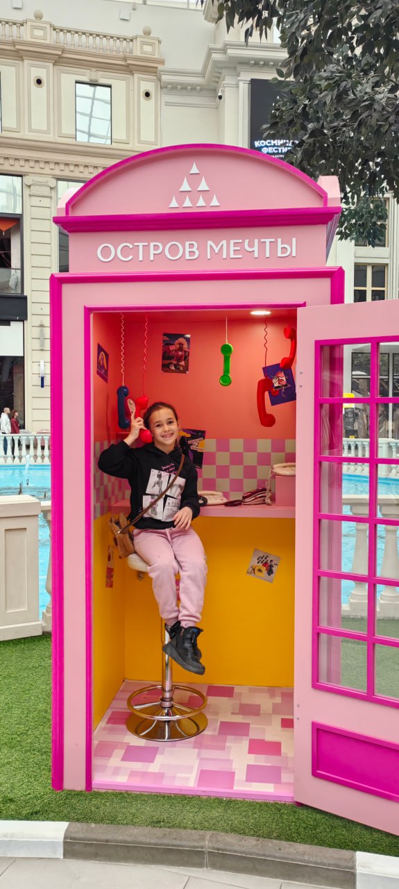 В прошлую пятницу были в Москве. Сейчас напишу кратко. Сначала приехали в парк развлечений Остров мечты. Масштабы конечно впечатляют. Мы такого никогда не видели. Прокатились для разминки на детском аттракционе - полный восторг. После второго аттракциона мы с Зоей сказали "все - больше не катаемся".
Для Дианы (7 лет) аттракционы тоже показались слишком мощными.
А вот Алисе (9 лет) нравилось везде и хотелось еще больше, но на мощных аттракционах ее пускали только в сопровождении родителей, а мы с Зоей уже не могли.
В общей сложности я прокатился раз шесть. Столько же Зоя.
Цена билетов большая + везде какие то попутные траты (например бутылка 0,5 воды - 250 руб)
Впечатлений масса. Дети счастливы.