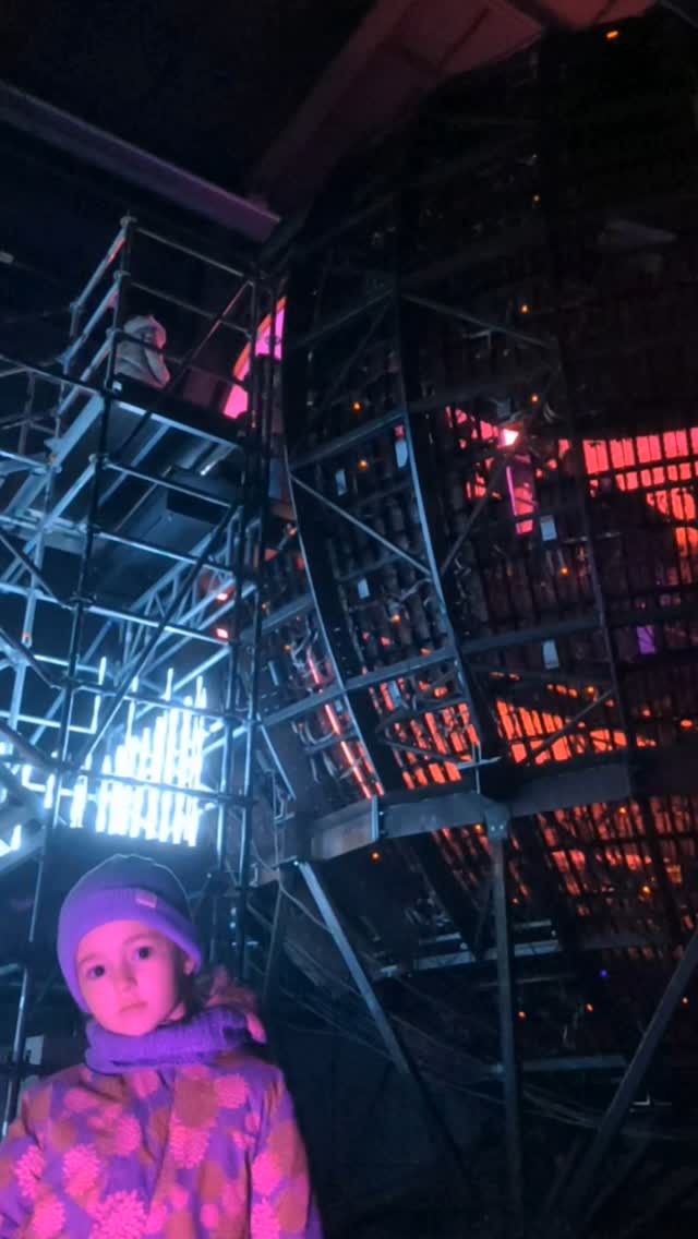#intervalfest 
Инсталляция «Точка сингулярности»  представляет собой огромную лед-сферу диаметром 10 метров, полностью замкнутую изнутри. Внутри этой сферы мы оказались в окружении генеративного контента. Впечатлило.