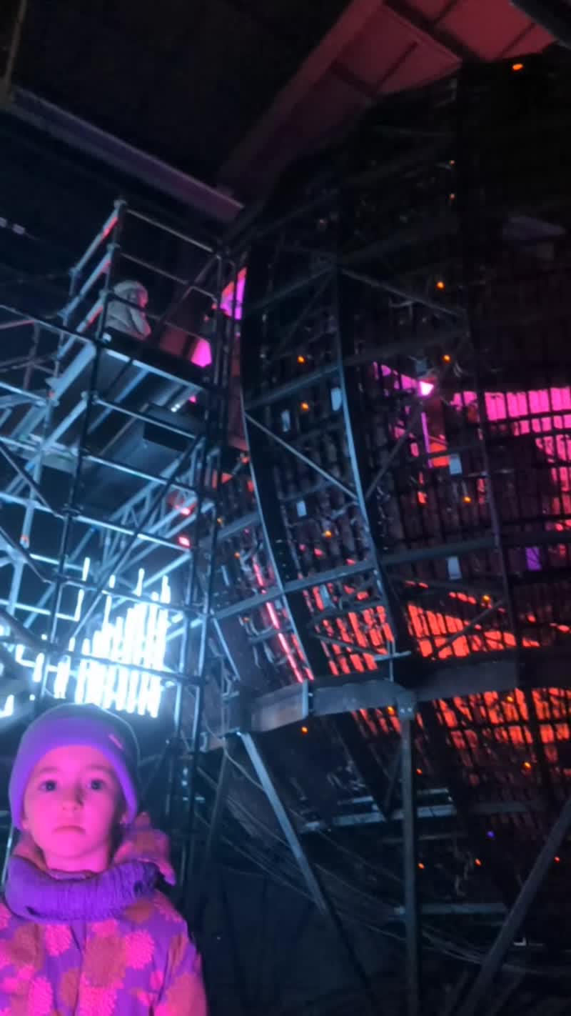 #intervalfest 
Инсталляция «Точка сингулярности»  представляет собой огромную лед-сферу диаметром 10 метров, полностью замкнутую изнутри. Внутри этой сферы мы оказались в окружении генеративного контента. Впечатлило.