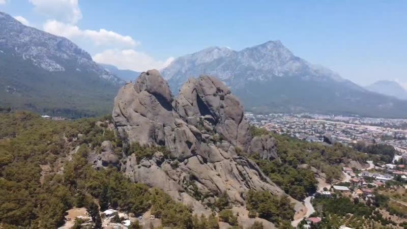 Две красивые скалы в районе Кемера