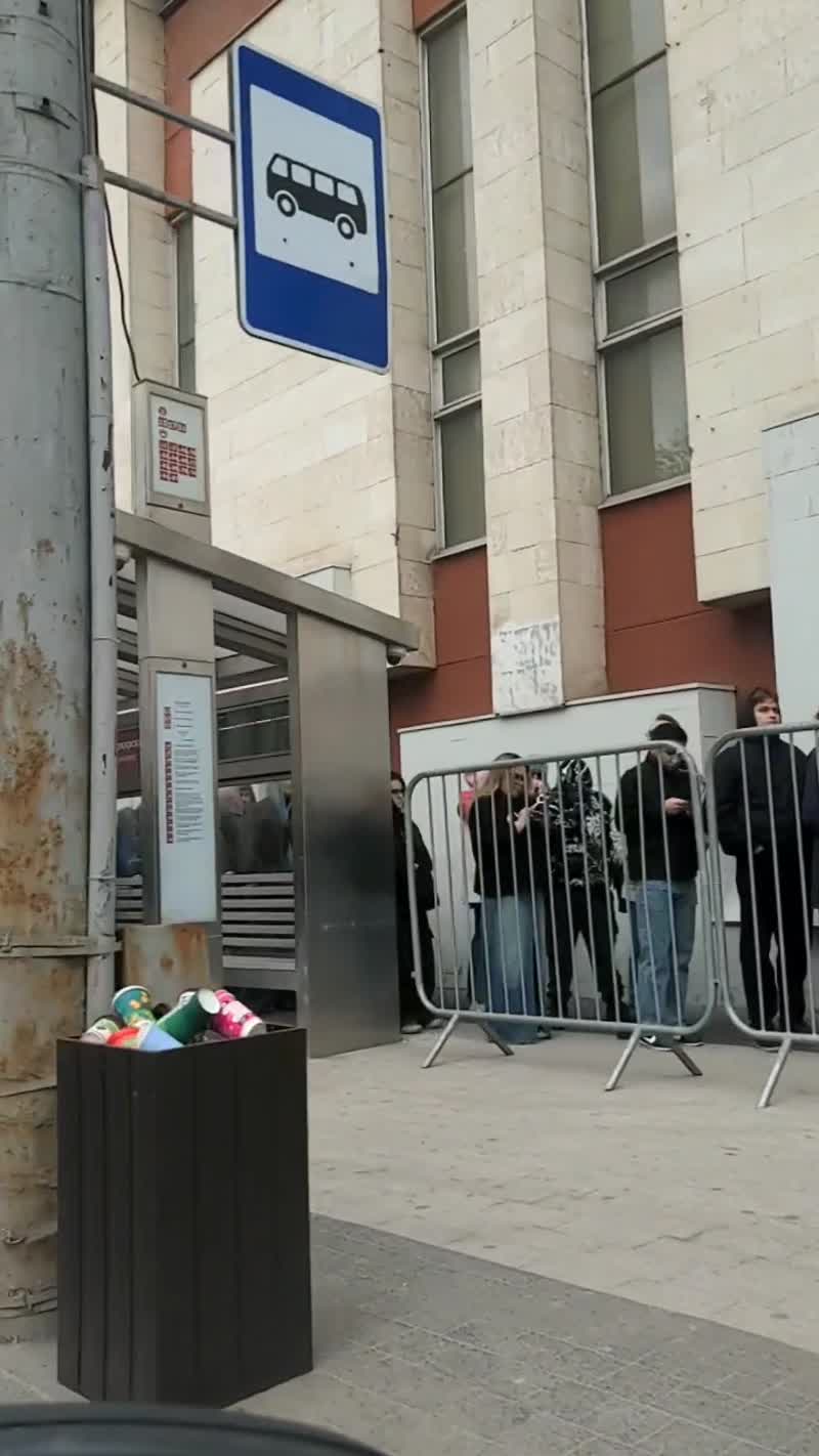 На некоторые локации очередь 200 метров