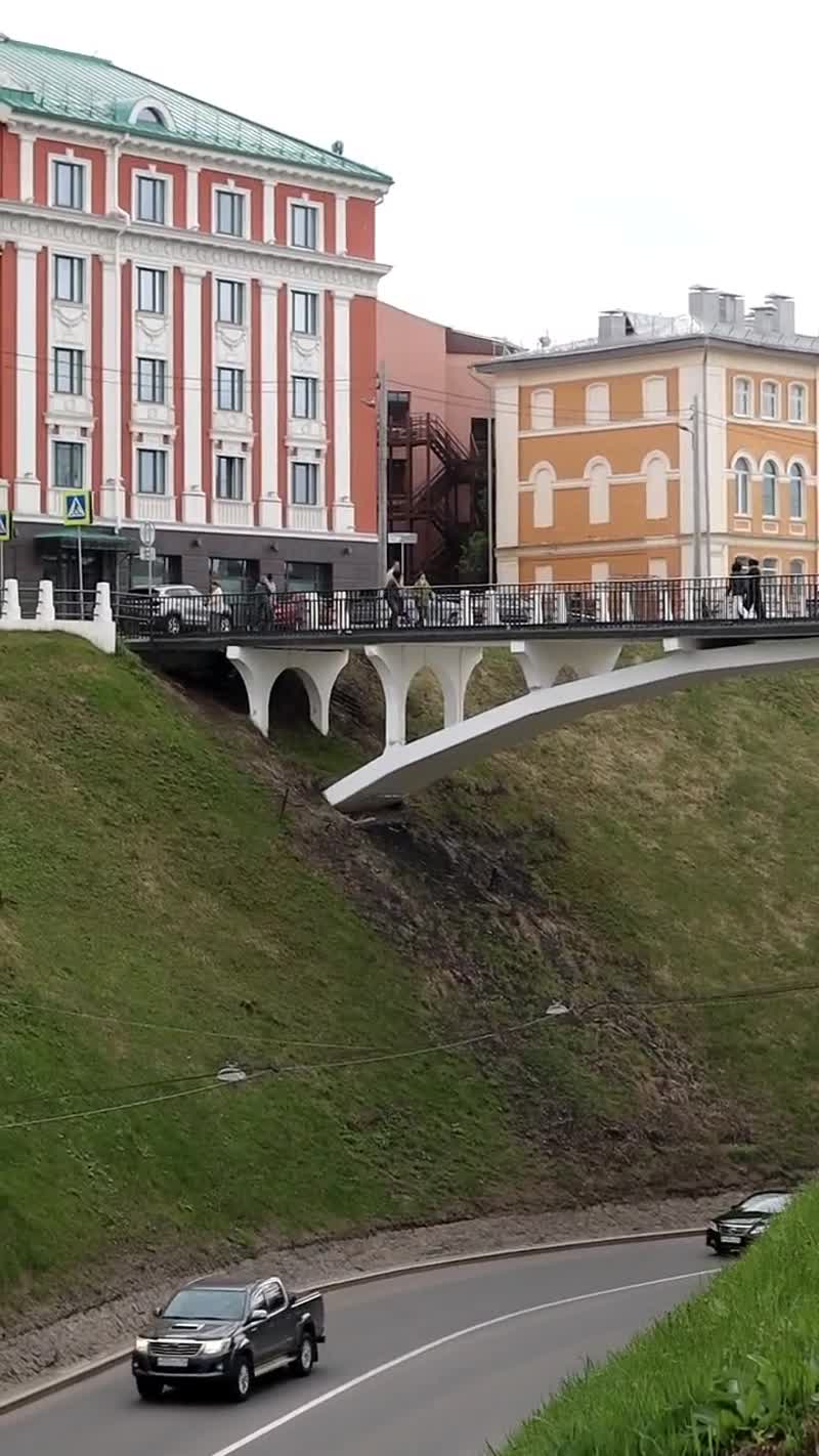 Нижний Новгород похож на Стамбул
Много рельефа и перепадов высот
Мало курящих
Красивая архитектура
Ощущение масштабности при компактных размерах
Классное сочетание старого и современного
Очень живой центр, особенно вечером
Нестандартная планировка улиц — город-путаница
Тихие дворики рядом с оживлёнными улицами
Чувствуется энергия творчества и новых медиа
Много молодых людей, вовлечённых в искусство и технологии
Своя особая атмосфера — немного европейская, но с русским характером.